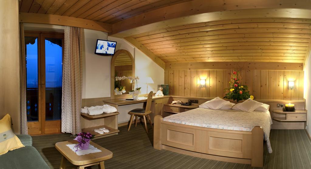Hotel Ladinia Dolomites View Pozza di Fassa Bilik gambar