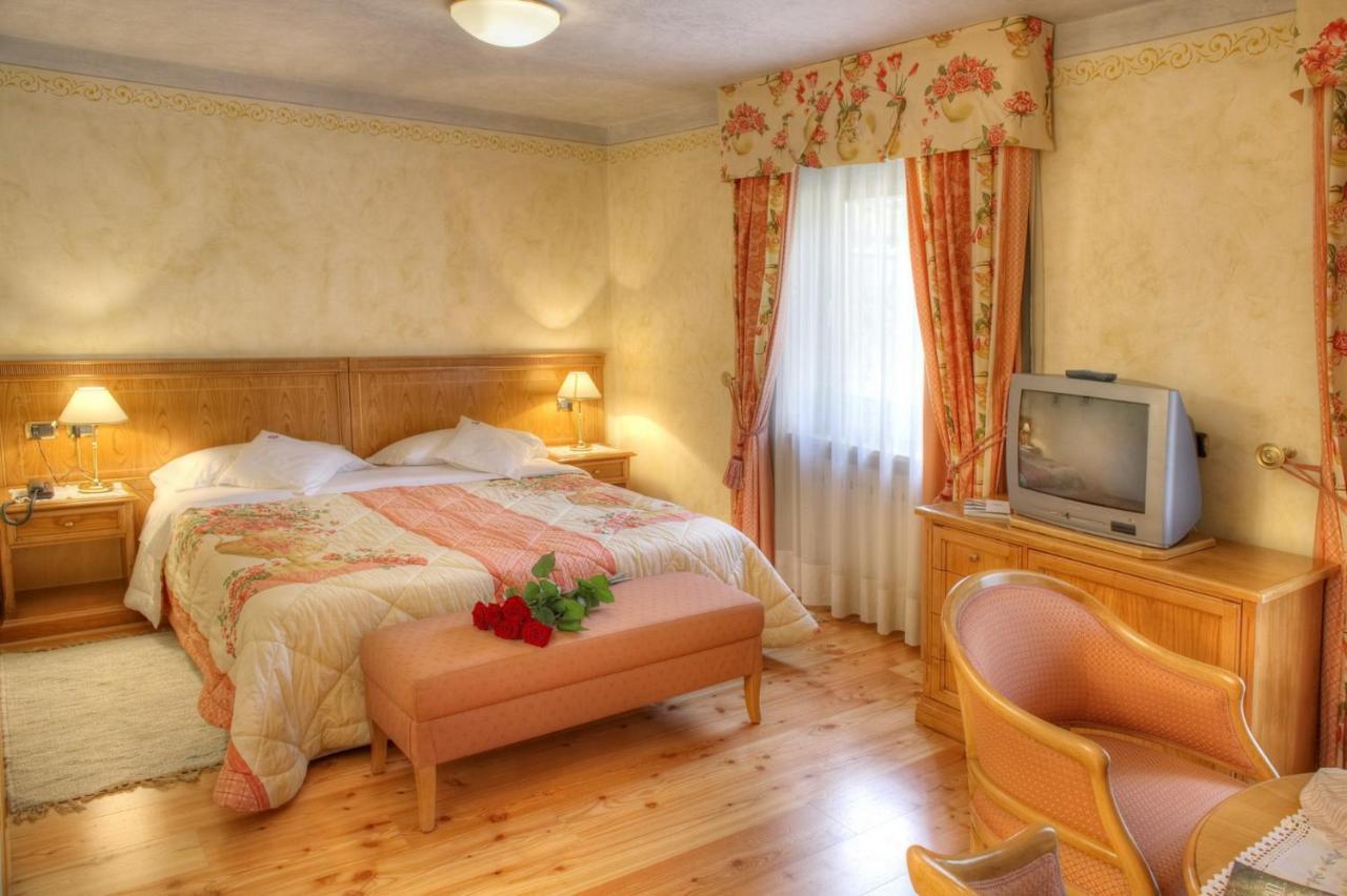 Hotel Ladinia Dolomites View Pozza di Fassa Luaran gambar