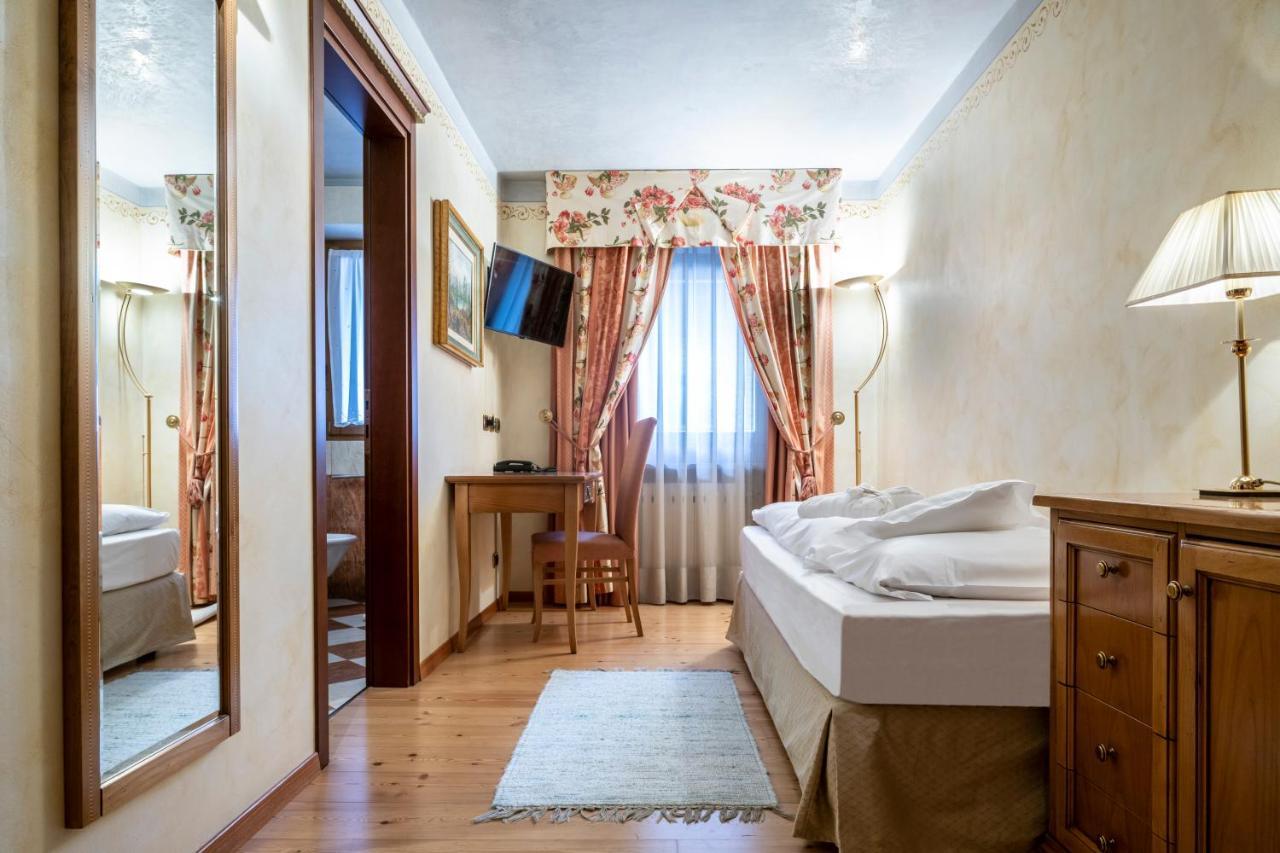 Hotel Ladinia Dolomites View Pozza di Fassa Luaran gambar