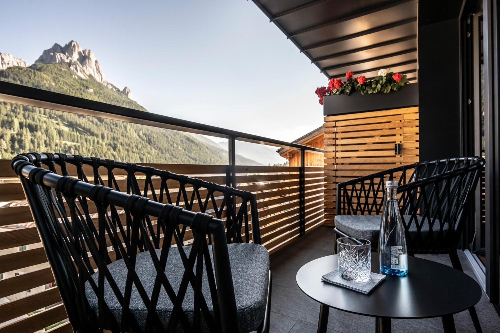 Hotel Ladinia Dolomites View Pozza di Fassa Luaran gambar